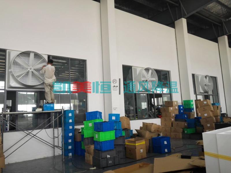 工廠安裝<a href=http://www.x8848.cn/33.html target='_blank'>負(fù)壓風(fēng)機(jī)</a> 工廠安裝負(fù)壓風(fēng)機(jī)